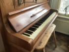 Piano Perzina Schwerin met kandelaars en pianokruk