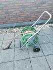 Uitrolbare tuinslang haspel met ong. 25 meter tuinslang.