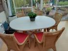 Tafel met 5 rieten stoelen