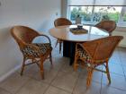 Eettafel met 4 rieten stoelen