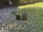twee leger jerrycans