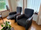 twee salonstoelen waarvan 1 relax