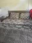 Gratis bed ( 1.60 bij 2.00 meter) met z.g.a.n.  matras en nachtkastjes