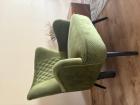 Groene fauteuil met beschadigingen