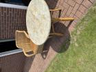Tafel met 4 rieten stoelen 