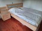 2persoons bed met 2 nachtkastjes.