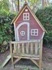 Houten speelhuisje voor in de tuin