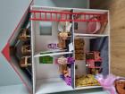 Groot barbiehuis met veel accessoires 