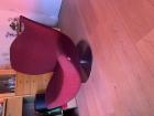 Apart vormgegeven fauteuil op draaivoet