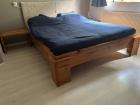 Massief houten tweepersoons bed met nachtkastjes