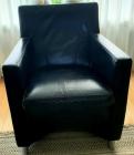 een mooie zwarte leren fauteuil