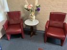 Twee lederen stoelen met tafeltje