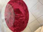 rond-rood getint vloerkleed