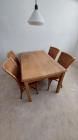 Tafel met vier stoelen 