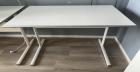 Bureau wit 139 cm br., 72 cm diep, 75 cm hg