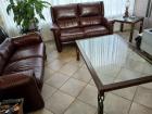 2 twee-zits leren banken+ salontafel en bijzettafel