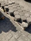 Klinkers Hexagon kleur grijs 26 vierkante meter staan klaar op pallets