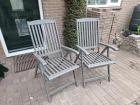 2 hardhouten verstelbare tuinstoelen 