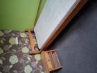 1persoonsbed met matras en nachtkastje