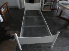Eén persoons bed in het wit. .