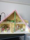 Poppenhuis met meubeltjes 