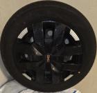 Velgen met banden en sierdoppen