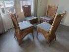 4 rieten stoelen met zitkussens.