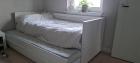 Bed met logeerbed en lades