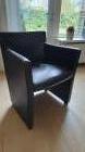 Af te halen 4 zwartleren eetkamerstoelen op zwenkwieltjes. 