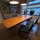 Eetthoek met grote Ikea tafel en 6 stoelen