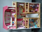Poppenhuis met accessoires en poppetjes