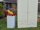 Kast , koelkast en grasmaaier