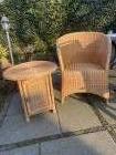 Rieten stoel met tafel