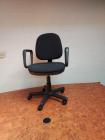Dubbel bureau met stoelen