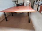 Dubbel bureau met stoelen