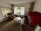 2- en 3-zits leren bankstel en eiken salontafel