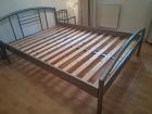 Bed met nachtkastjes 