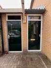 Twee aluminium deuren, 1 voordeur en 1 schuurdeur. Binnenkant wit en b