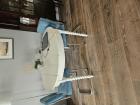 Ovale witgeverfde houten tafel