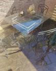Gietijzeren glazen tafel met 4 stoelen 