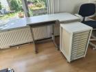bureau met ladenkast