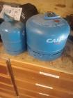 Twee Camping gas bussen