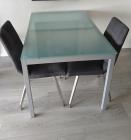 Glazen eettafel met chroom onderstel.