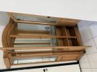 Servies kast met spiegel achterwand 