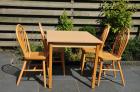 Stevige keukentafel met 4 stoelen