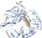 Kapot gekleurd servies of wandtegels en spiegelglas