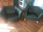 twee groen lederen stoelen (Fauteuils) 