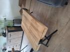 Mangohouten salontafel met zwarte ijzeren poten.