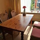 Mooie eethoek, tafel met vier stoelen. 