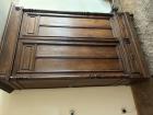 Grote houten kast met planken
